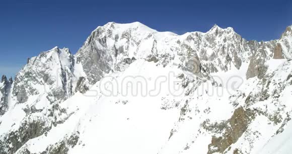 白朗山雪景在阳光明媚的日子里建立了登山雪活动高山冬季运动视频的预览图
