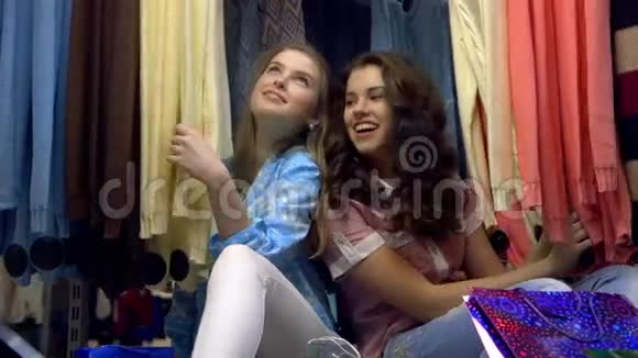 两个漂亮的女孩坐在购物中心聊天视频的预览图