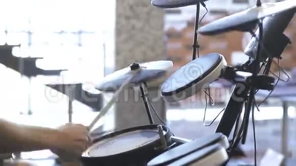 在电子鼓上演奏视频的预览图