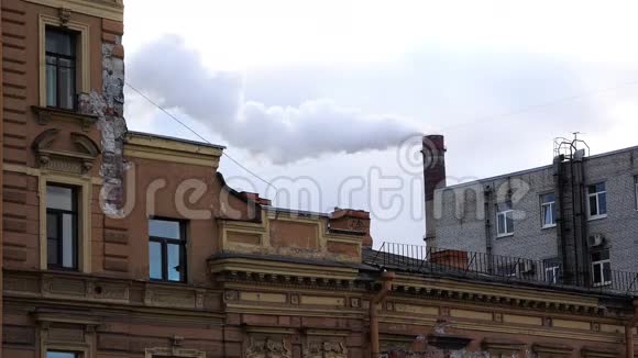 一根生产管道在城市屋顶上冒烟视频的预览图