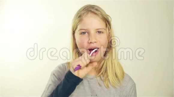 女孩刷牙视频的预览图