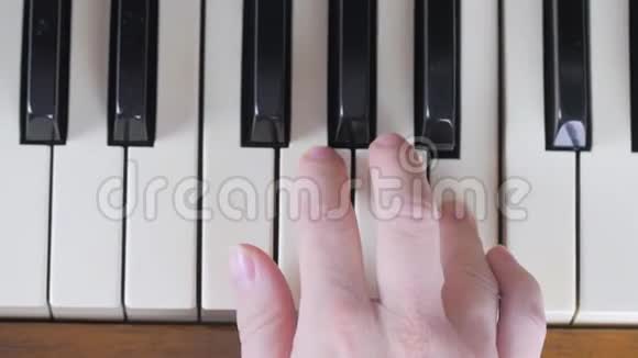 女孩弹钢琴特写镜头4K视频的预览图