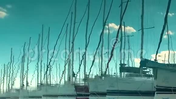 反映在水中海湾上的游艇港水上交通视频的预览图