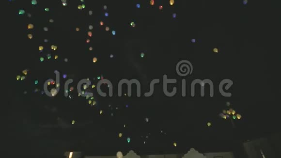 夜空中的彩色气球视频的预览图