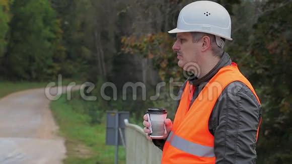 工人在桥上喝咖啡视频的预览图
