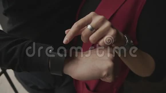 近镜头男人向他的女朋友展示手表的好处视频的预览图