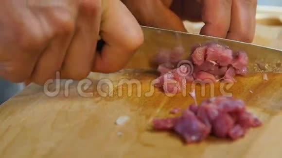 宏厨手把肉切成长方体上面有刀视频的预览图