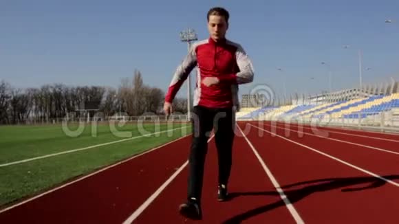 活动健身帅哥散步做蹲式热身运动伸展肌肉户外体育锻炼慢动作视频的预览图