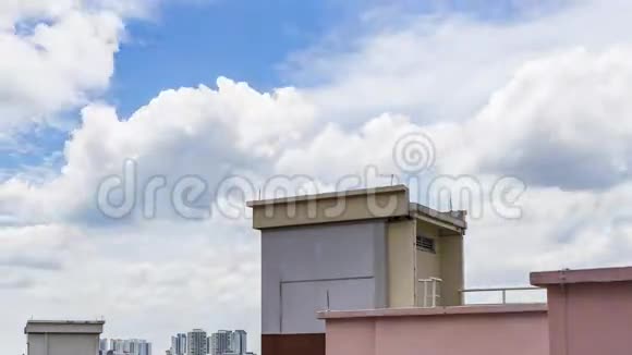 新加坡传统公寓云在蓝天上移动视频的预览图