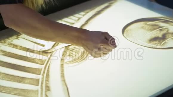 艺术家用沙子画图画视频的预览图