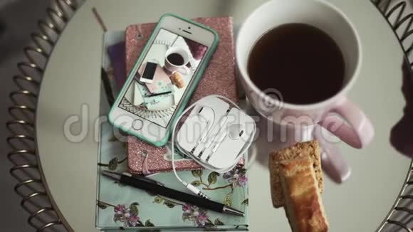 桌上的早餐iphone上的羊角面包拍摄视频的预览图
