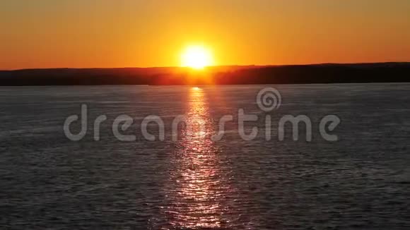 船甲板上美丽的日落景色视频的预览图