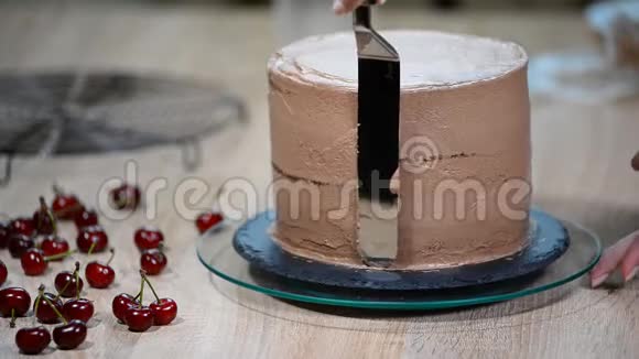 分步骤准备黑色设计师蛋糕糖果者用奶油盖住蛋糕视频的预览图