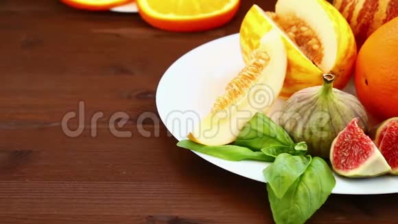 素食桌上摆着水果越南瓜无花果猕猴桃橘子果汁特写镜头视频的预览图