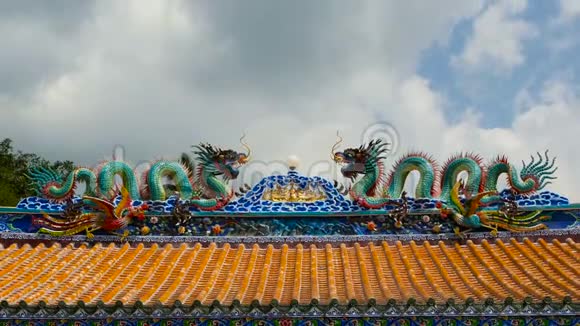 宗教色彩斑斓的龙雕中国传统装饰有装饰品的神宫视频的预览图