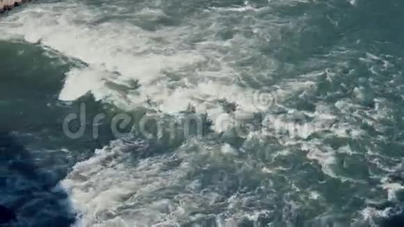 带泡沫的热带海浪的俯视图野流海洋表面上景到蓝色的水慢动作视频的预览图