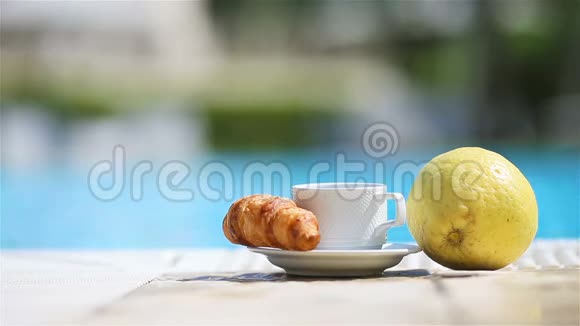 提供美味的早餐柠檬咖啡牛角面包视频的预览图