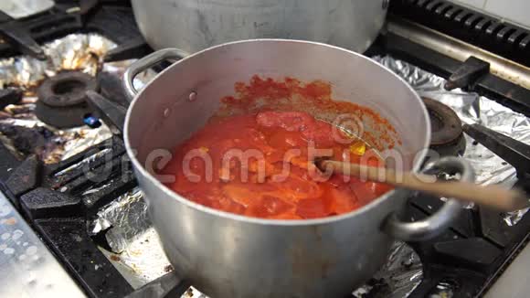 意大利专业厨房里的一锅煮番茄酱4K视频的预览图