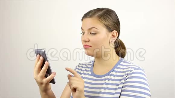 年轻漂亮的女人手写短信在智能手机上发短信视频的预览图