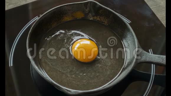 煎蛋上的生铁煎锅准备过程中的时间间隔视频的预览图