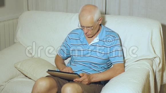 老人使用平板电脑视频的预览图