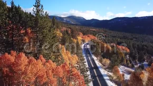 日出时秋天一条雪山之路的镜头视频的预览图