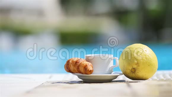 提供美味的早餐柠檬咖啡牛角面包视频的预览图