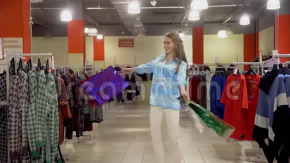 年轻的西班牙裔快乐女人带着购物袋到处转视频的预览图