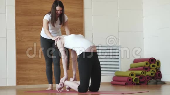 协助孕妇做瑜伽的私人教练视频的预览图