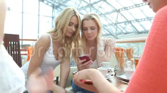 咖啡馆里有智能手机的女人视频的预览图