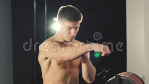 英俊的拳击手在健身房练习电击慢慢地视频的预览图