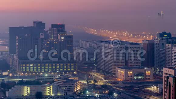阿布扎比城市天际线日出前摩天大楼从夜间到白天视频的预览图