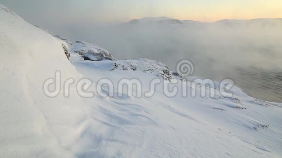 在一场严重的霜冻中薄雾汹涌的大海巴伦支海视频的预览图
