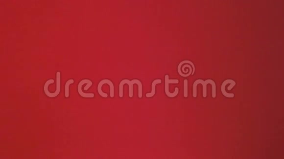 情人节概念白色的木制心固定在红色背景的绳子上视频的预览图