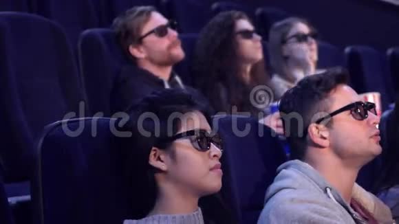 人们在电影院欣赏3D特效视频的预览图