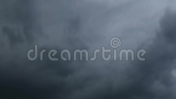 快速移动的暗暴云的时间流逝用长焦镜头拍摄视频的预览图