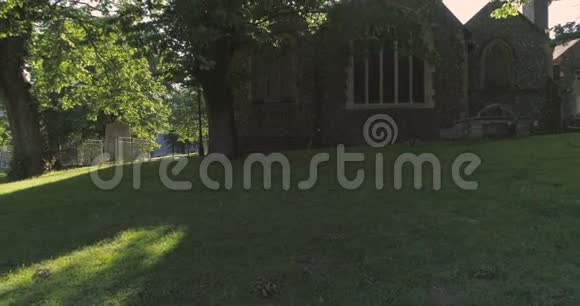在教堂后面的一个小墓地里可以看到空中低飞的墓碑视频的预览图