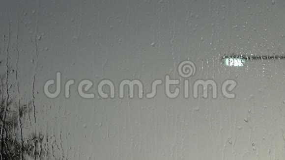 雨溅在窗户上视频的预览图