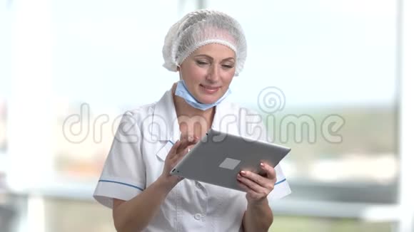 成熟女医生使用数字平板的肖像视频的预览图
