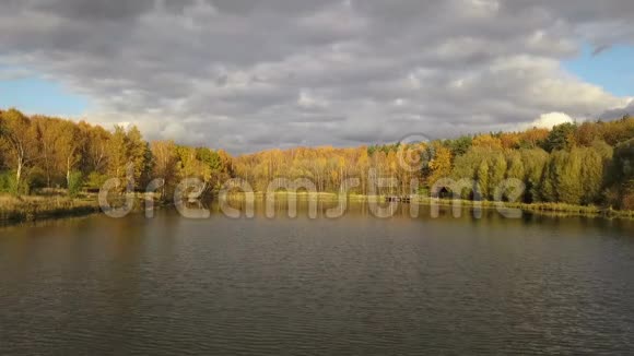 秋天森林里的湖视频的预览图