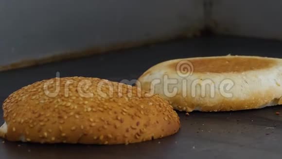 汉堡包烤在烤架上准备汉堡视频的预览图