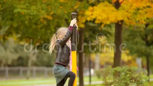 秋天在户外操场上玩耍的小可爱女孩视频的预览图
