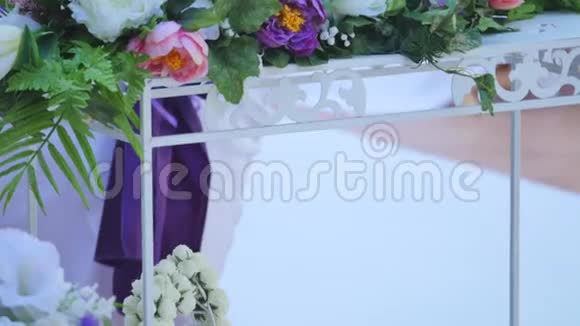 玫瑰花束安排婚礼装饰视频的预览图