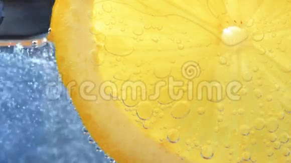 新鲜柠檬掉进水里视频的预览图
