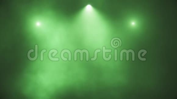 绿色舞台灯光及烟雾VJ循环运动背景视频的预览图