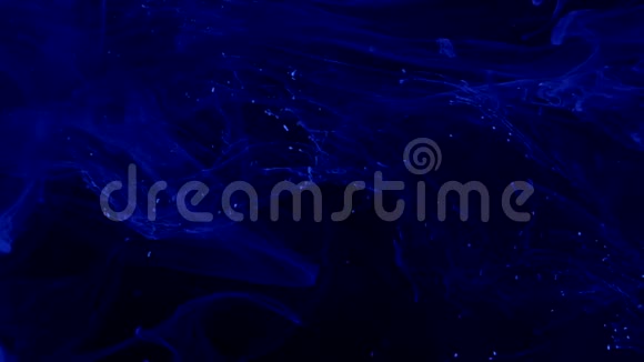 蓝色丙烯酸墨水在水中的黑色背景视频的预览图
