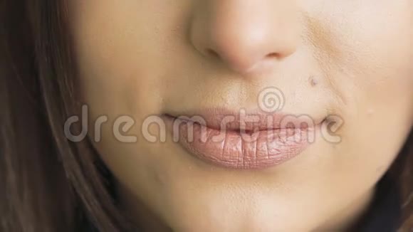 女人舔咬嘴唇的极端亲密慢慢地视频的预览图