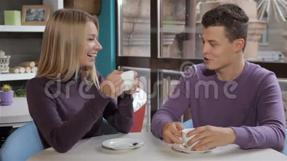 一对夫妇在咖啡馆里愉快地交谈视频的预览图