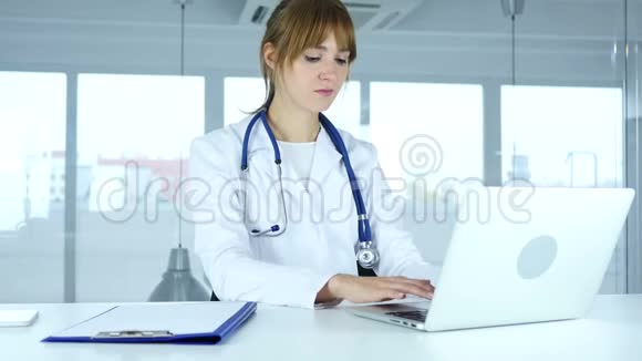 年轻女医生在医院打手提电脑视频的预览图