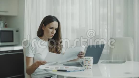 在家拿文件的女商人企业家求职文件视频的预览图